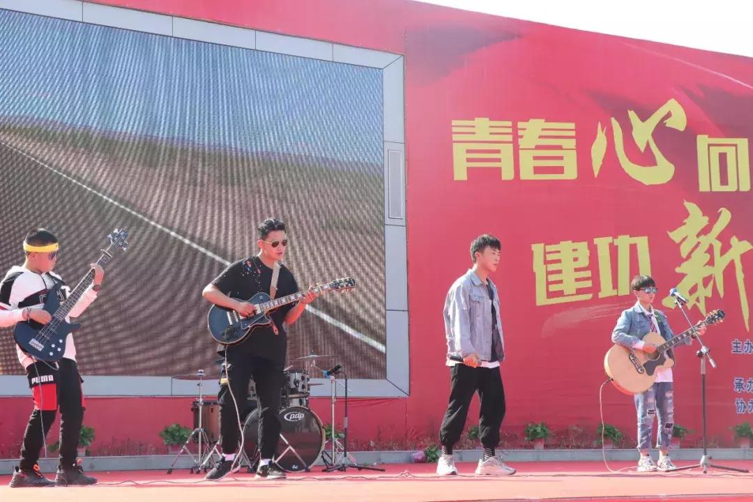 青春永向党建功新时代团日活动,青春心向党奋斗正当时入团仪式