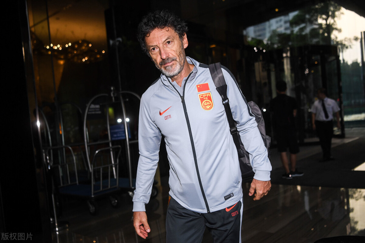 中超医道!科蒂出席运动医学论坛,女主播为广州城中医诊所打Call