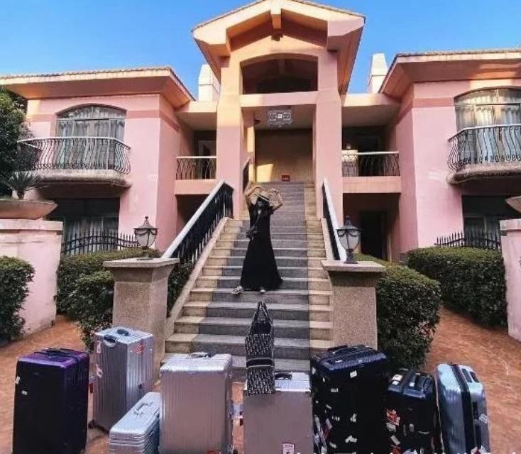 《浪姐》里的隐形富婆，满身高奢镶钻珠宝，身价比整个公司还高？