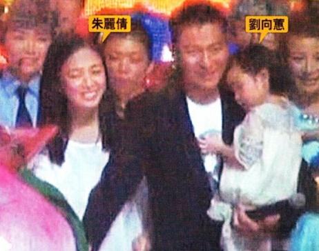女儿生病住院了还在直播？牺牲家庭30余年，刘德华仍难挡事业心