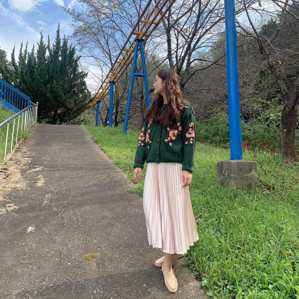 百褶裙搭配羽绒服中长款外套,粉丝色小香风羽绒服搭配百褶裙