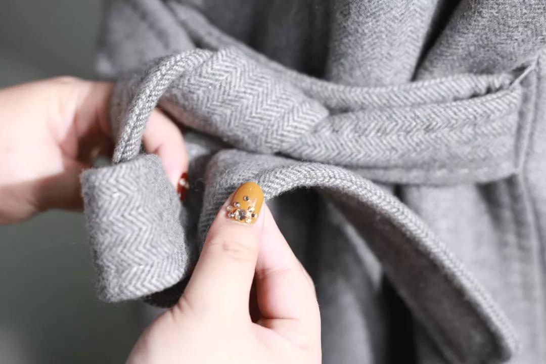 皮风衣腰带后面系法,风衣后面的腰带怎么系好看