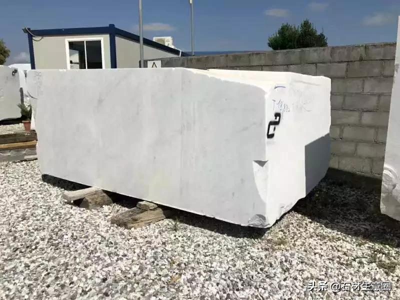 岩板选择卡拉拉塔白还是鱼肚白,卡拉拉白通体大理石