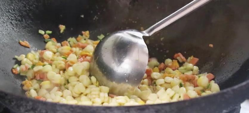 蛋炒饭要怎么把饭炒得颗粒分明,蛋炒饭怎么做才香好吃