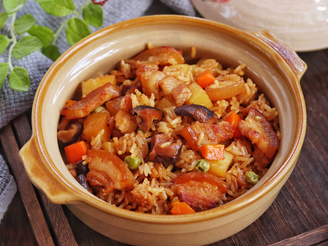 土豆五花肉焖饭的做法,土豆胡萝卜五花肉焖饭的做法