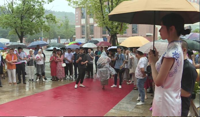 打着雨伞排着队!南充嘉陵昨天开业的这家医院竟然这样受欢迎……