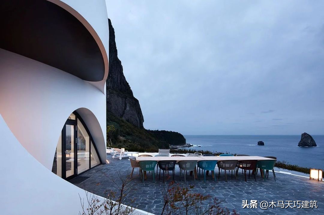 设计一个具有地域文化特色的酒店,10间小型酒店设计