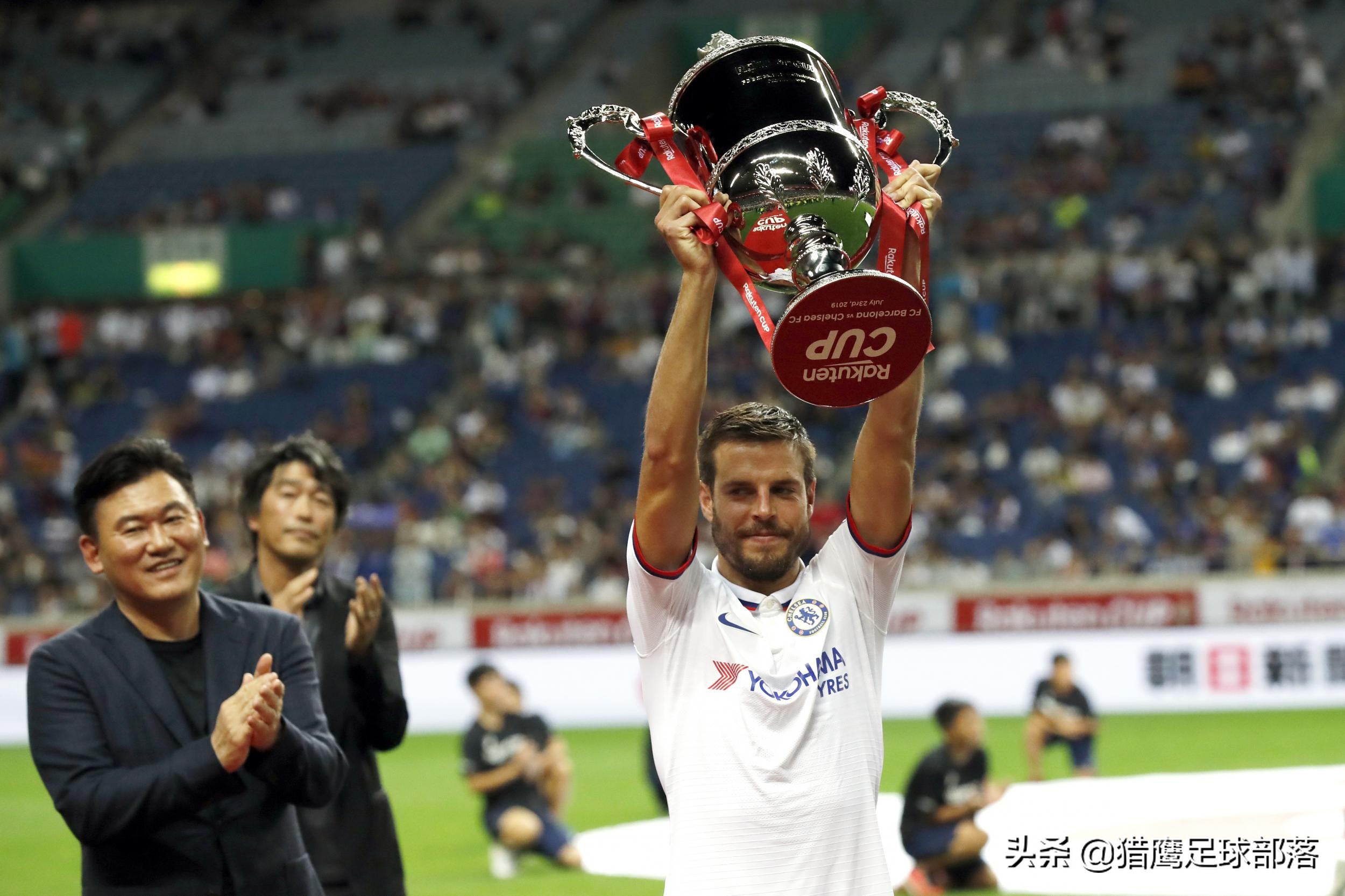 首冠到手！梅西缺阵2大将迎首秀，兰帕德率切尔西胜巴萨