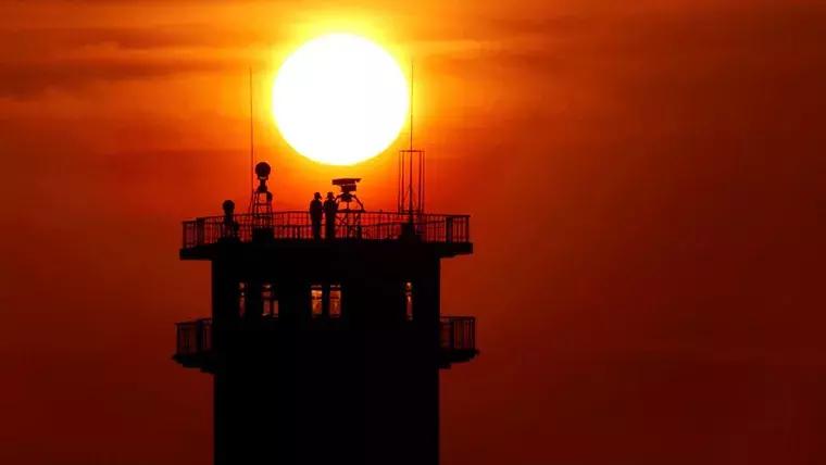 乌苏镇东方第一哨所哨兵,黑龙江边境边防战士冬天站岗