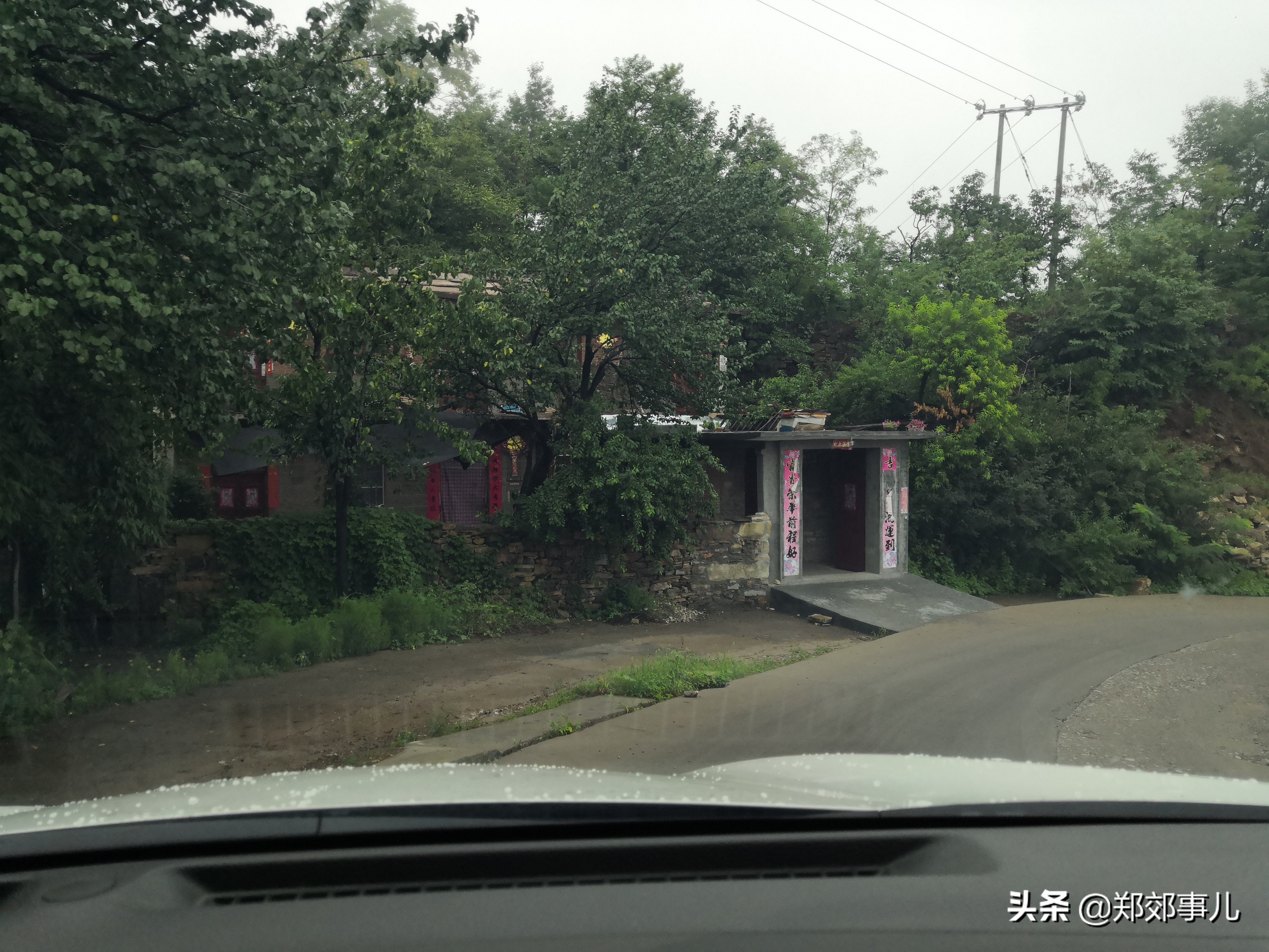 途径林州冰冰背，30元门票，还要出钱租大衣，出来人说就一洞别去