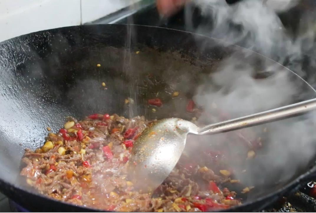 香嫩脆笋炒牛肉,香嫩爽口的黄瓜炒牛肉