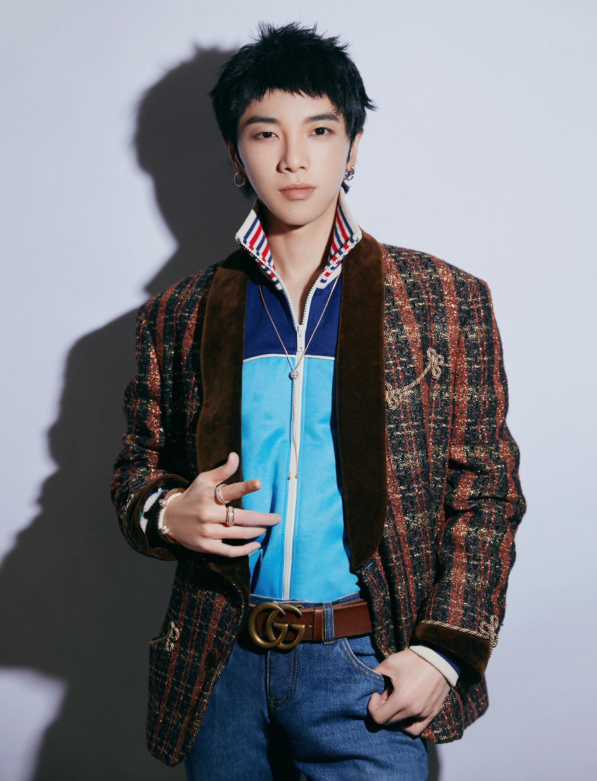 华晨宇同款棒球服搭配,华晨宇黑色西服穿搭图片