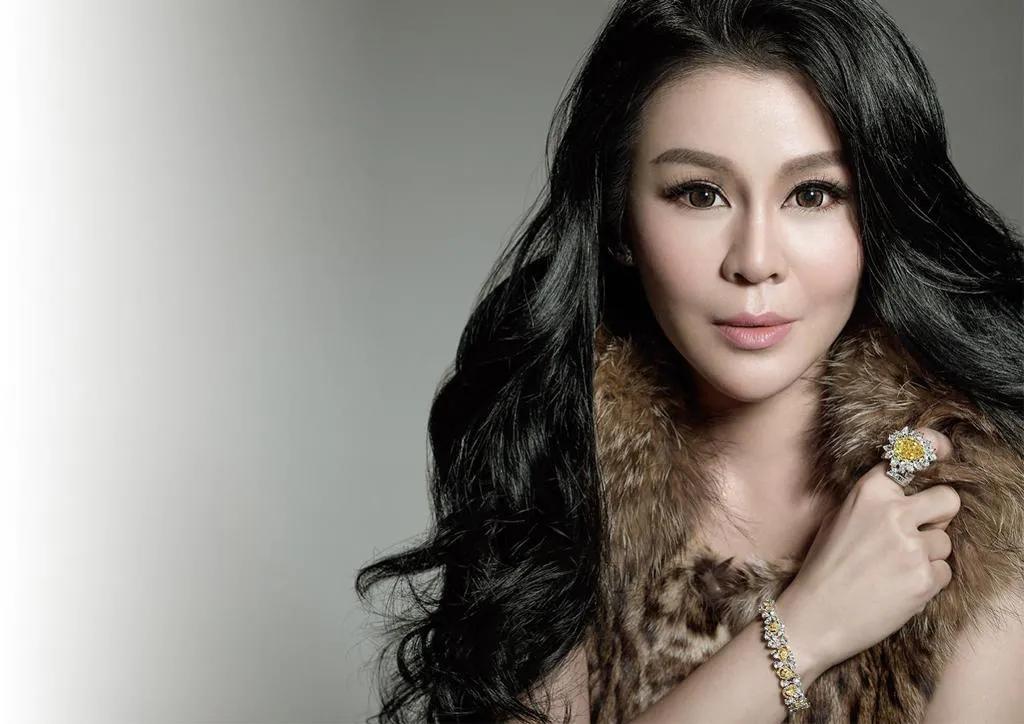 关之琳香港佳士得珠宝 (关之琳戴天价珠宝)