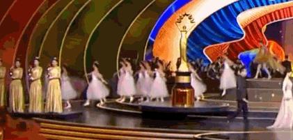 柳岩又摔倒了！在一次成功跌上焦点，艳压全场，网友跌的好