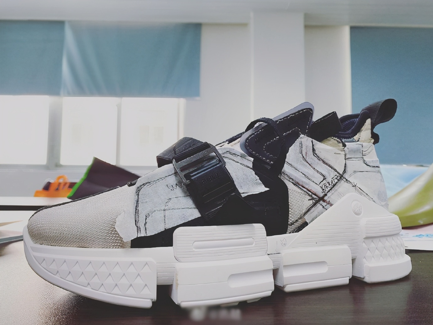 匹克新款休闲鞋曝光，设计撞脸悟道，强行解构风有点奇怪？