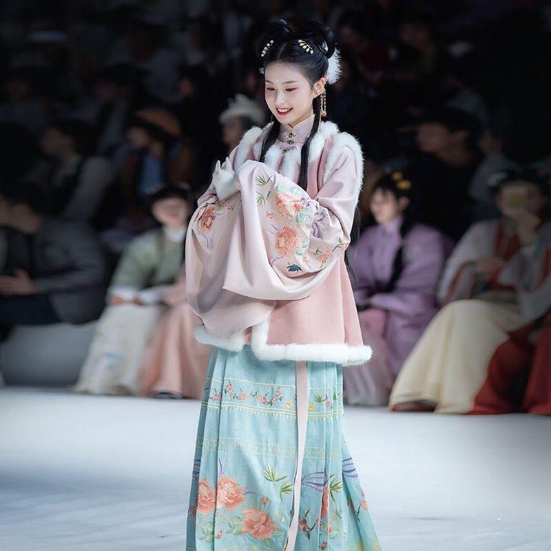 今年最新款的汉服冬天穿的,冬季汉服女保暖加厚全套