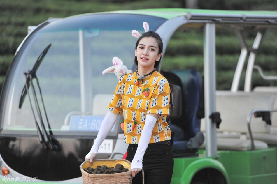 解锁T恤新穿法，杨幂、戚薇、杨紫早就这么搭配了，防晒又时尚