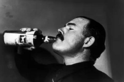 海明威老人与海名言名句经典语录,老人与海海明威内心独白的作用