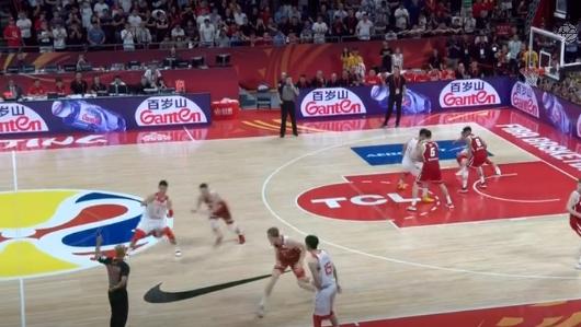 2019中国男篮vs波兰失误瞬间,中国男篮对波兰最后一次进攻失误