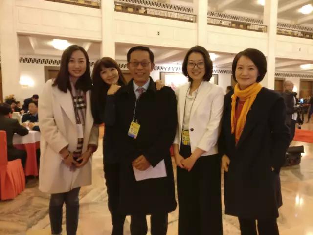 他是凤凰名嘴,凤凰高层三顾茅庐他才肯加入,如今以笔杆论天下事