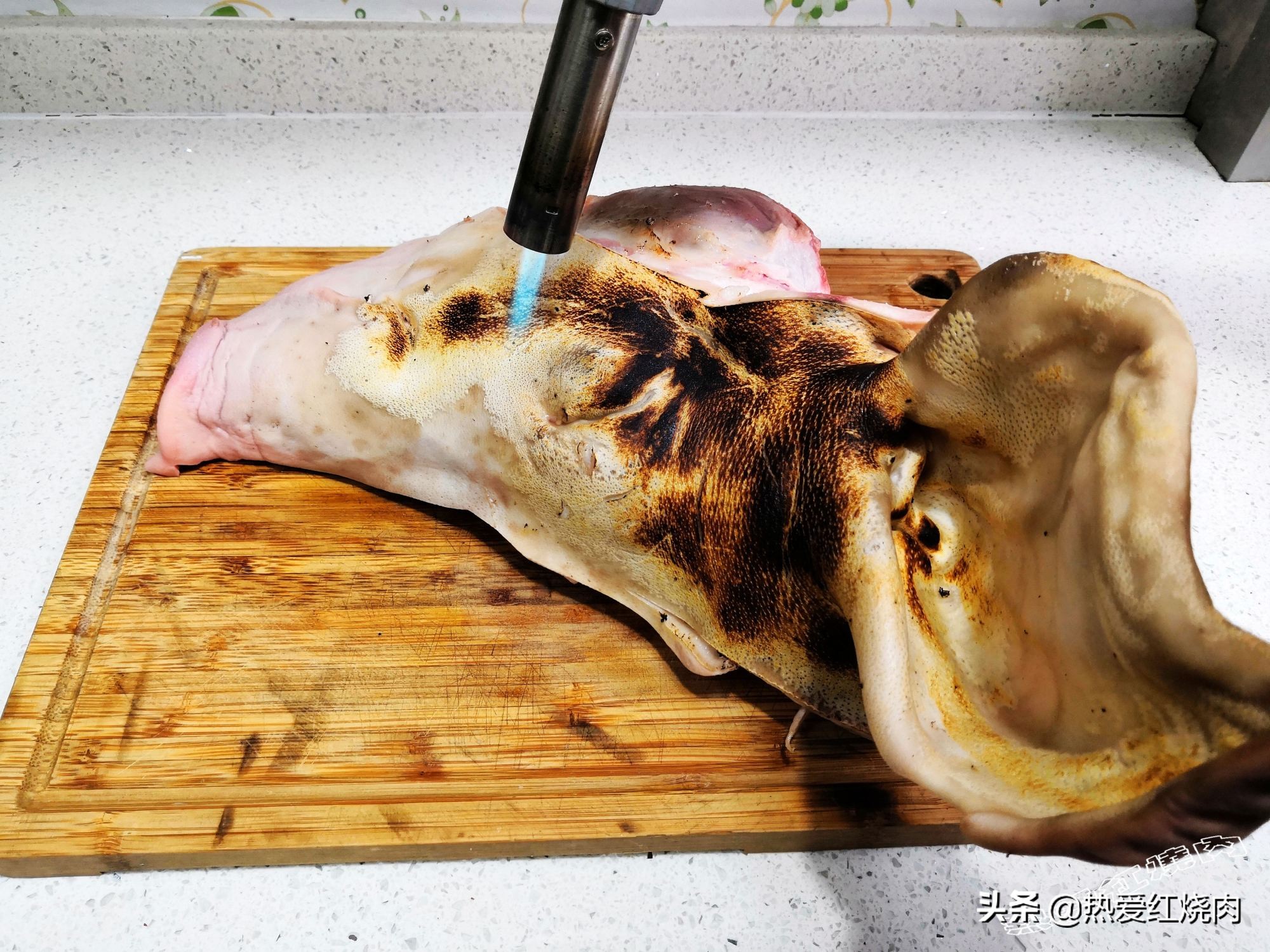 过年桌上的大猪头,过年的大猪头