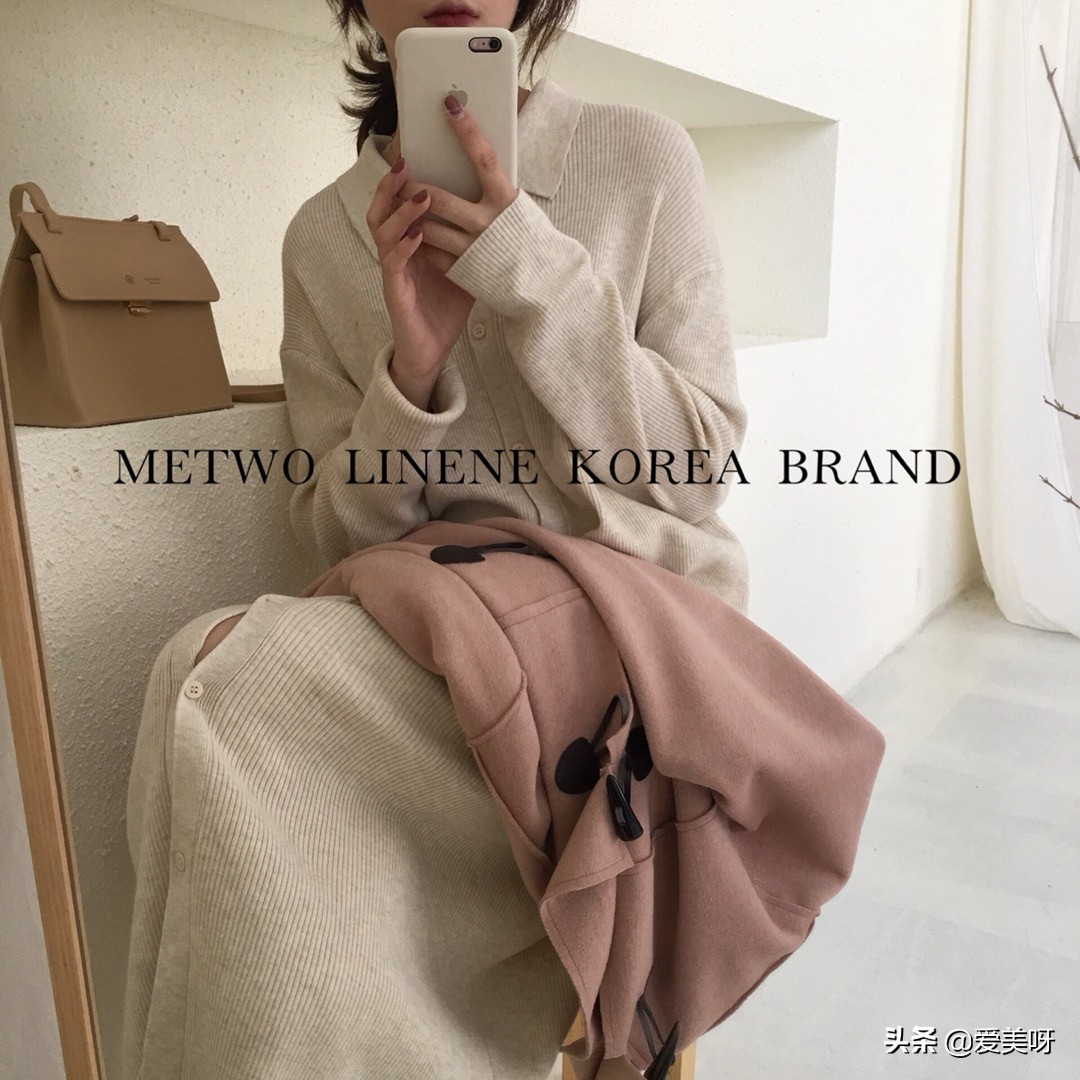 深灰色大衣搭配什么颜色毛衣好看,大衣里配什么暖和又洋气