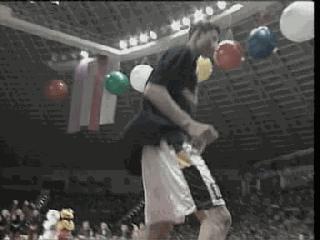 易建联生涯高光时刻,易建联职业生涯突破一万分崴脚