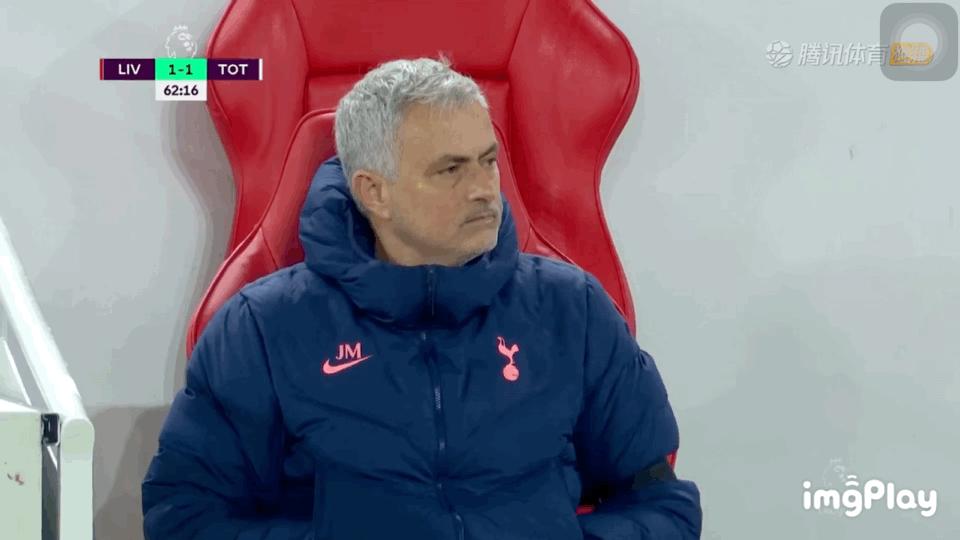 他是足球场的激情四射战术大师，又是足坛的表情帝