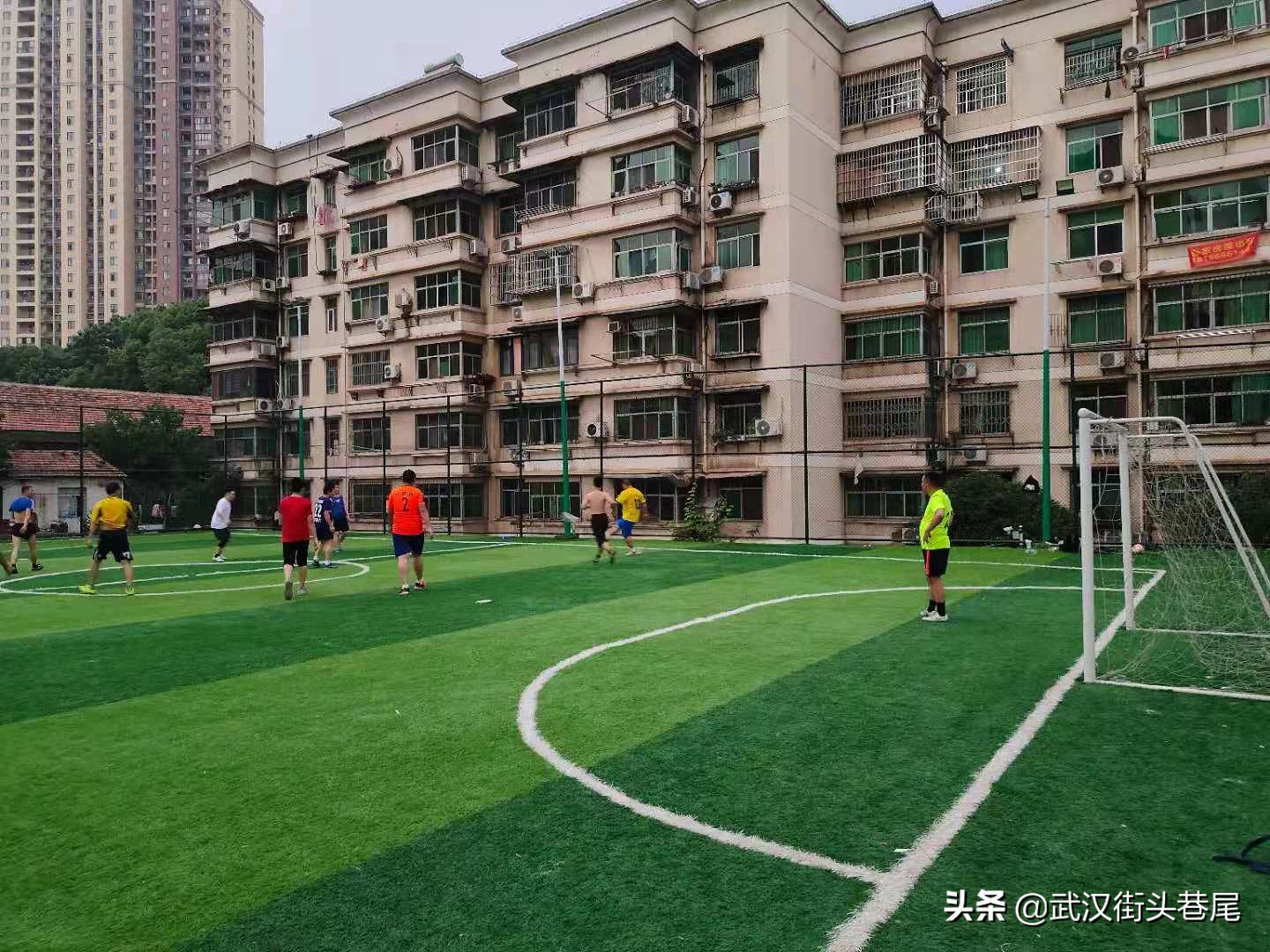 小区足球场踢球,小区足球球场