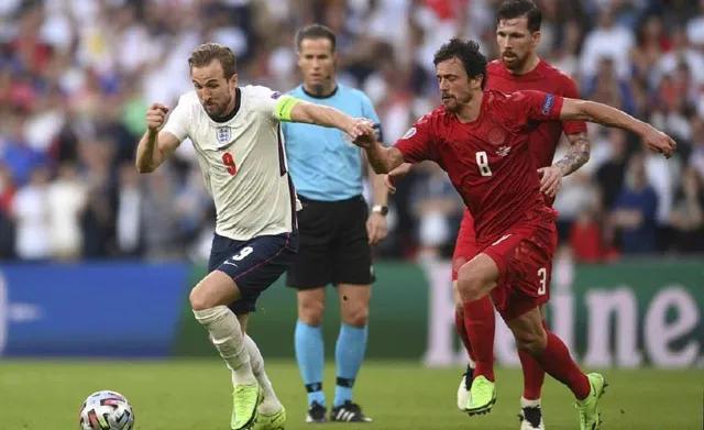 英格兰挺进决赛球迷反应,英格兰女球迷疯狂庆祝胜利