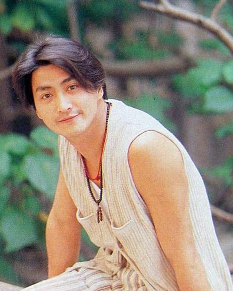 展昭何家劲被关押,展昭为救包拯闯禁宫