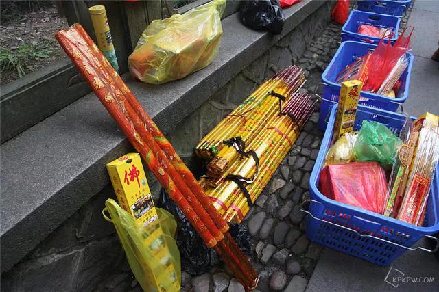 上坟不带烧纸的是什么意思,清明一坟不烧二纸什么意思