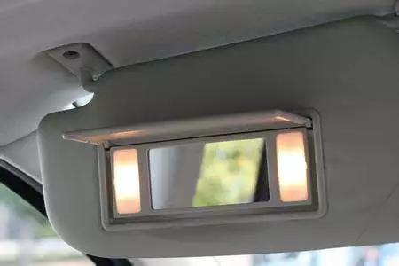 刺眼强光保证驾车安全,开车阳光刺眼怎么办戴啥眼镜好