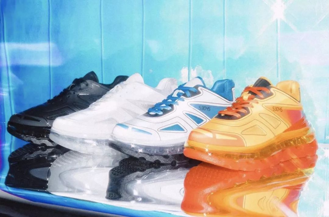 在皮鞋和球鞋之间摇摆的我们，终于找到了最佳选择