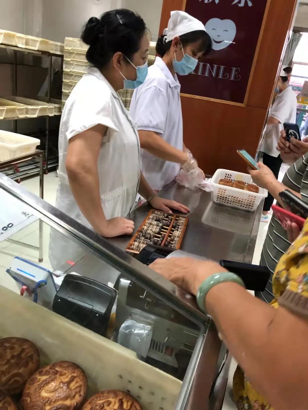 天津人排队买的月饼 (实拍天津人排队买月饼)