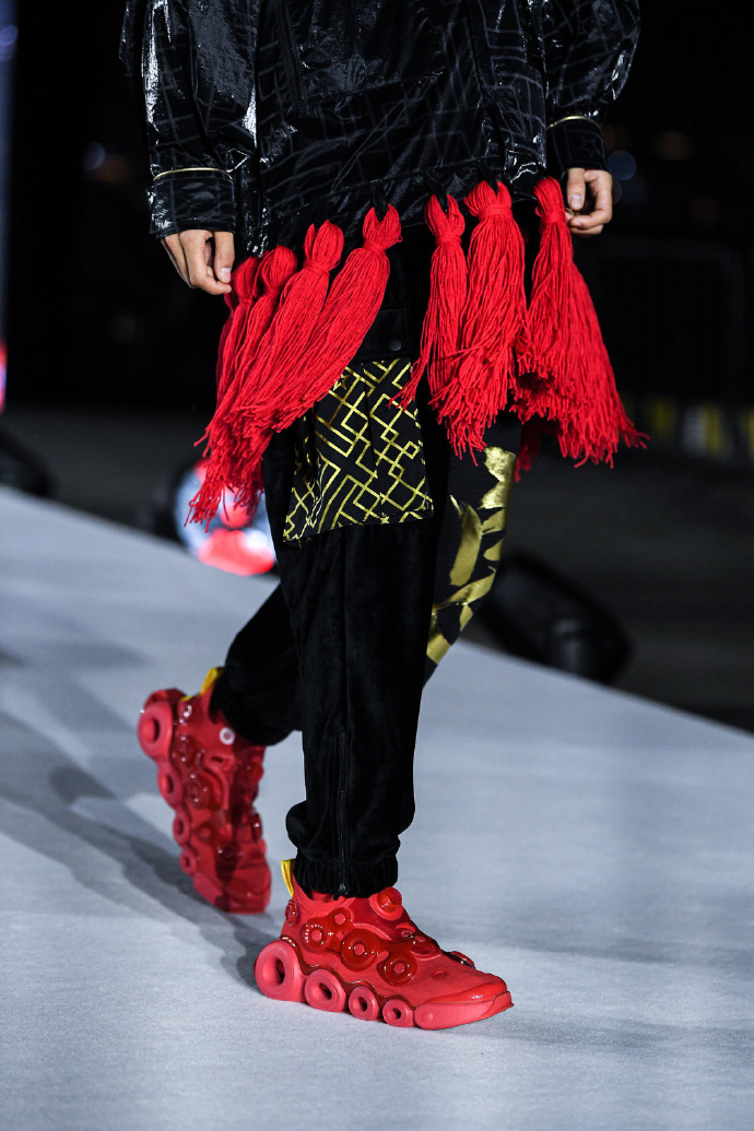 你没见过的安踏！走秀款曝光：中底霸气，系带方式新奇，霸气侧漏