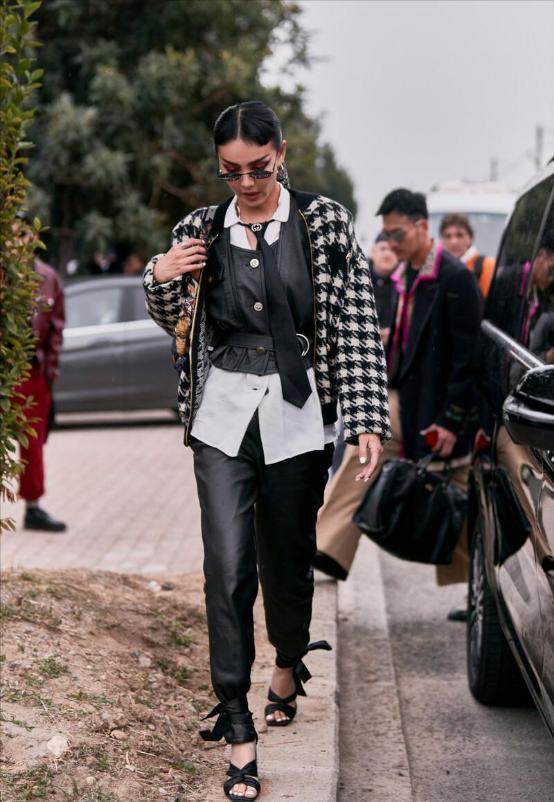 皮裤上窄下宽加长,皮裤时髦穿法