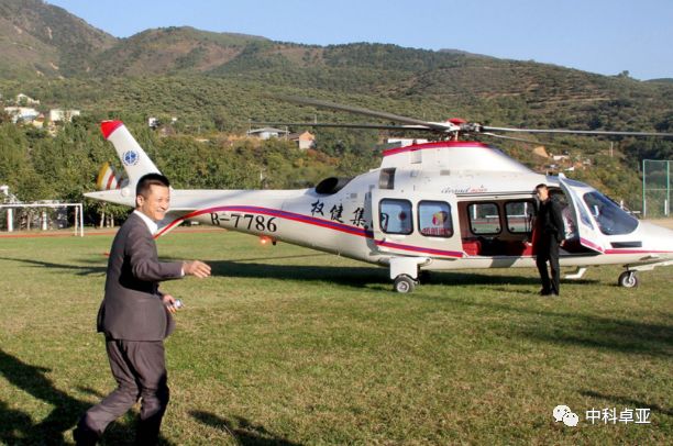 权健老总束昱辉有多少钱,权健束昱辉劳斯莱斯汽车