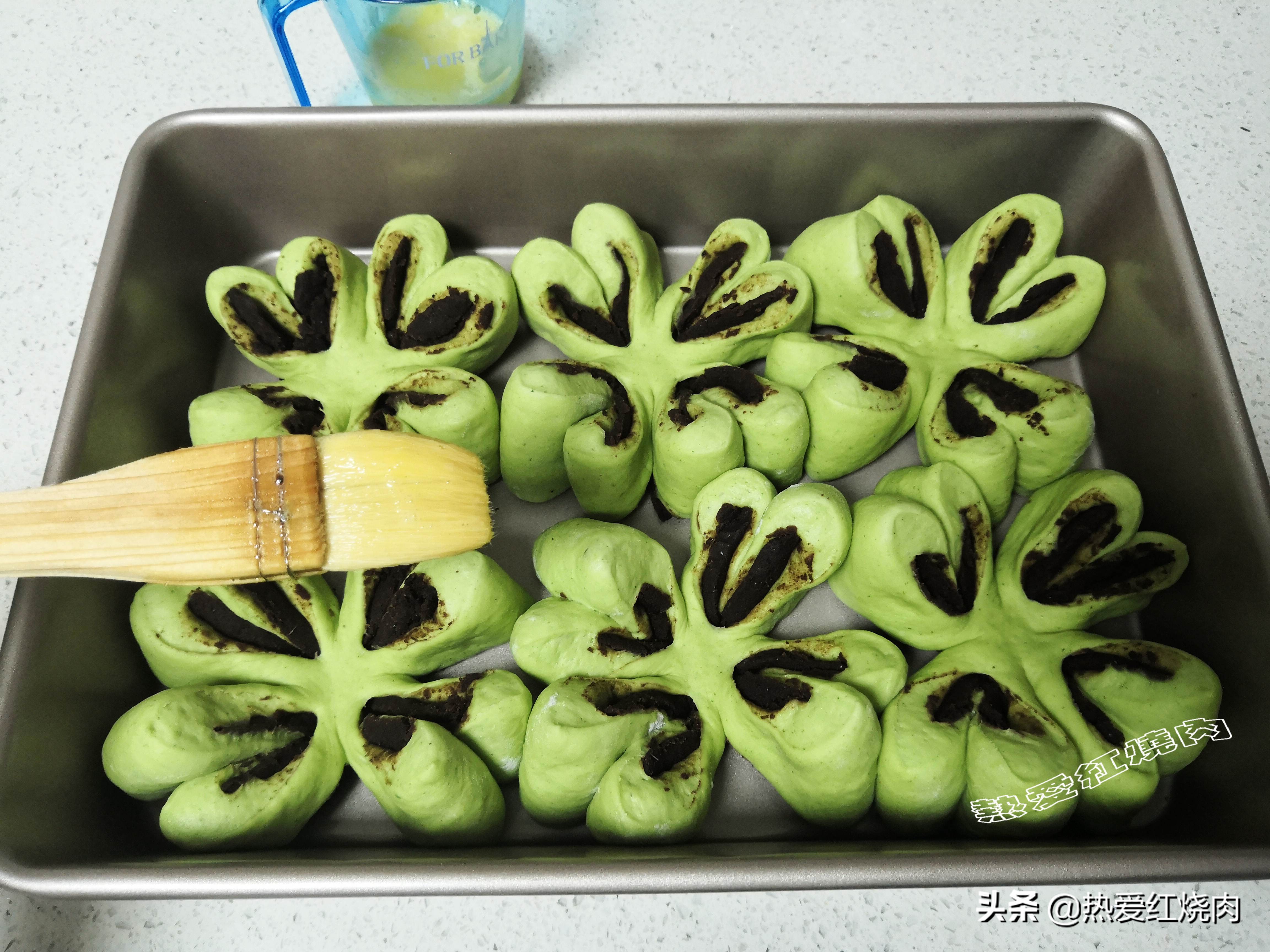 这款面包样式很独特十分松软美味,变色龙夹心面包