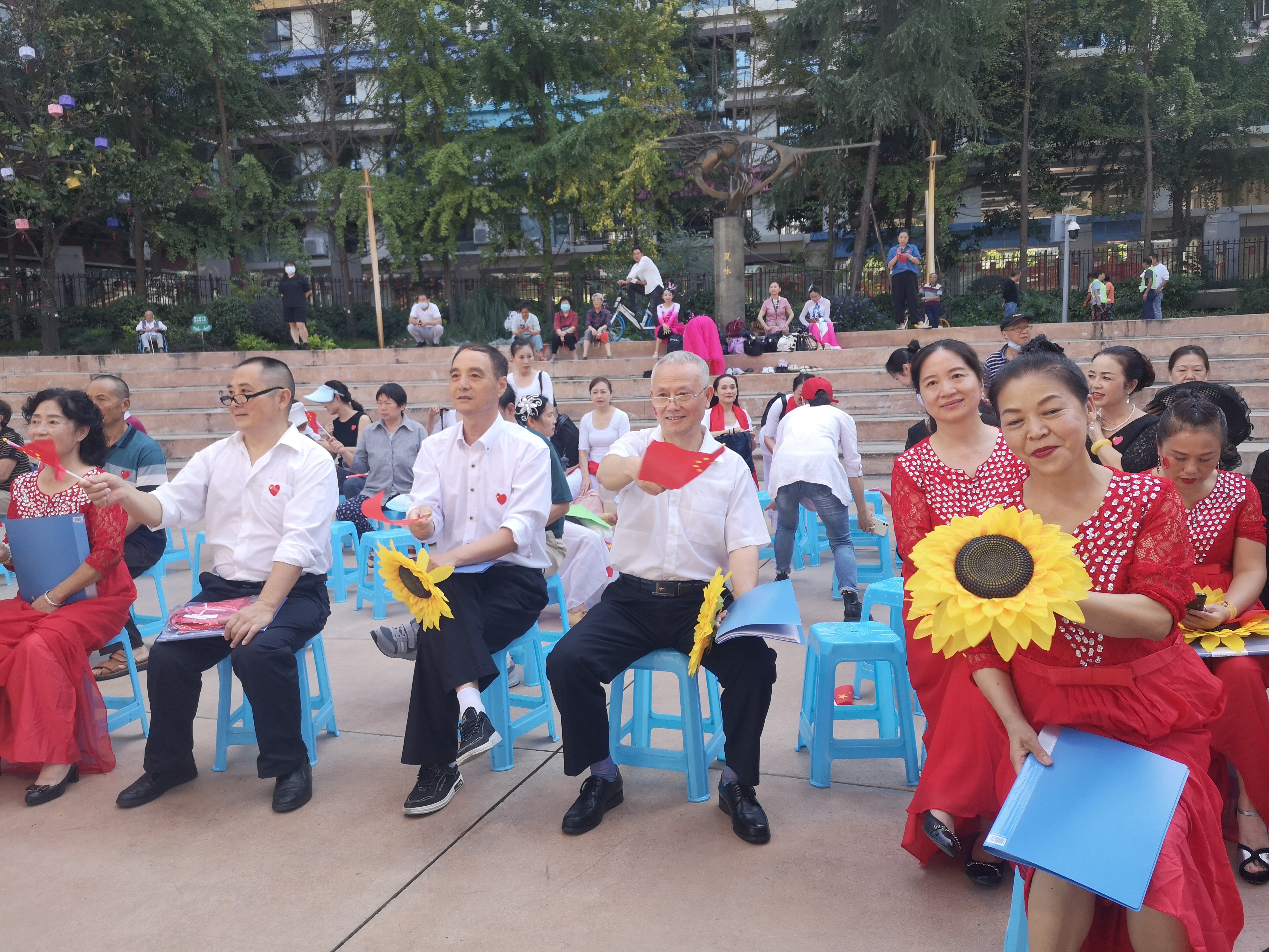 新生路社区：载歌载舞共贺祖国生日