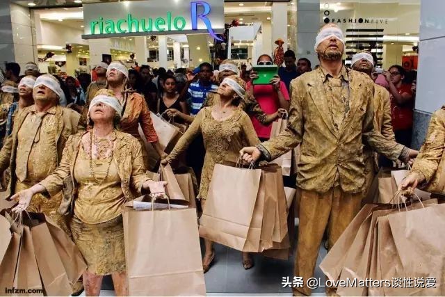 玩滑板、开赛车、生孩子：这个半个身子的美国女人做了这些事！