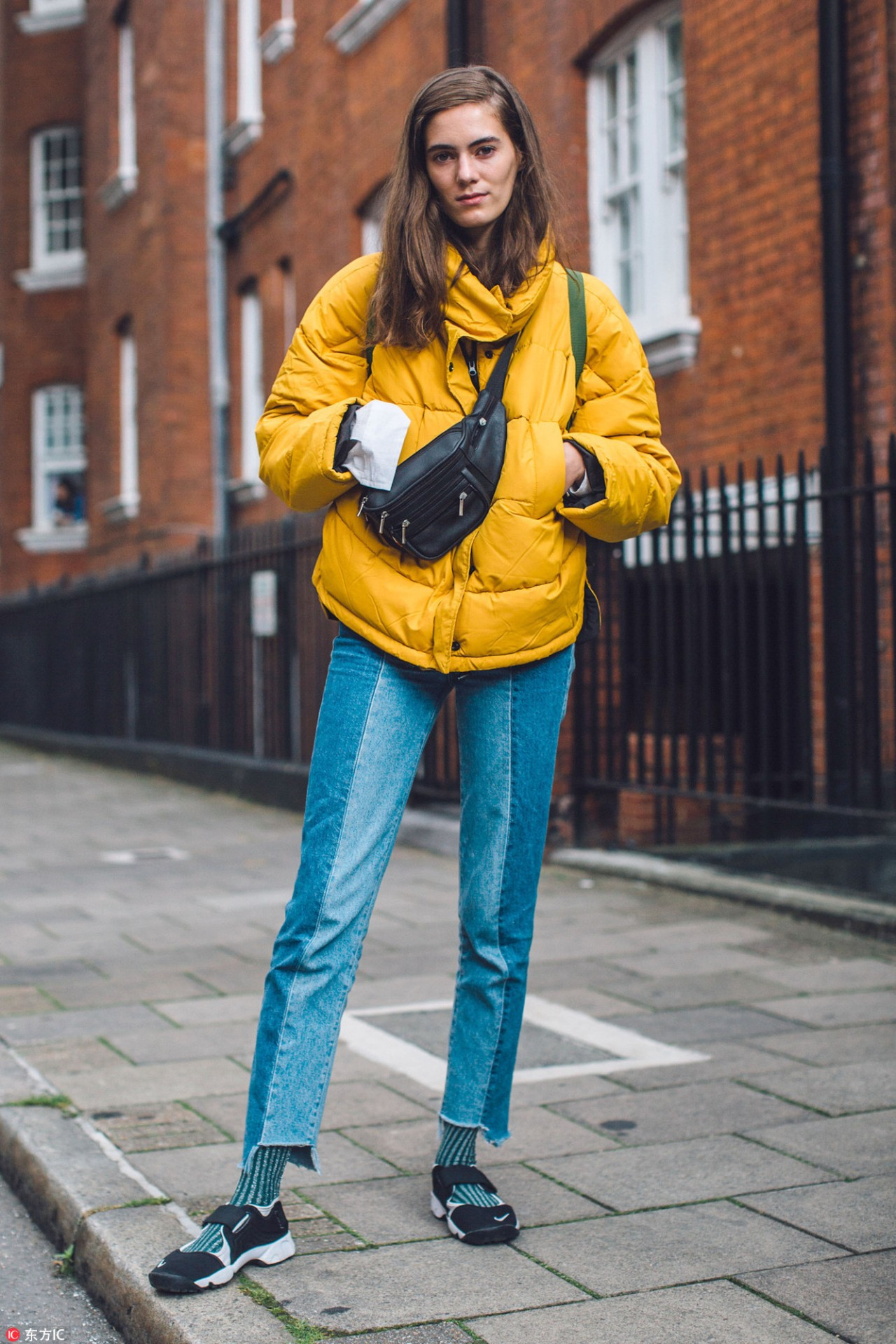 白色长款羽绒服搭白色短靴好看么,今年穿羽绒服就别配短靴了