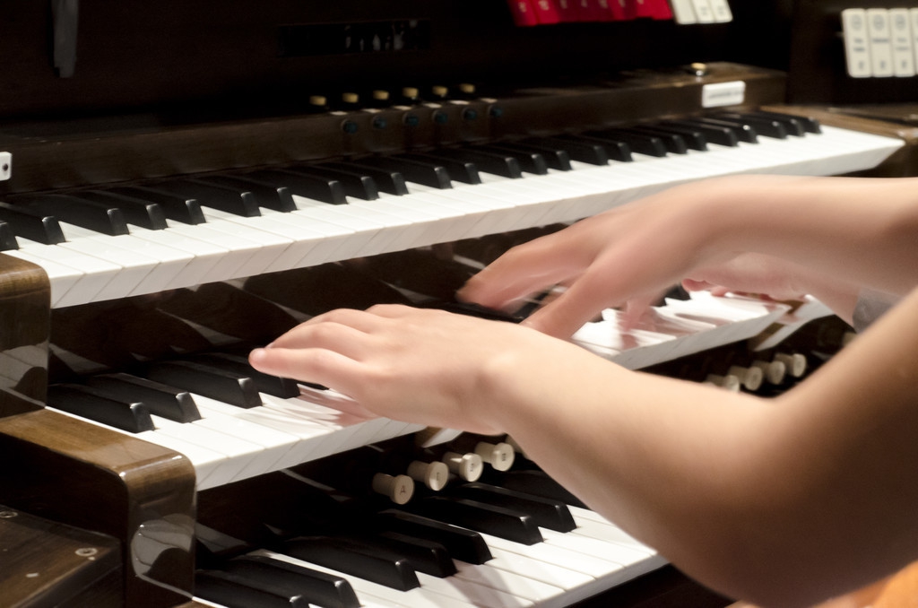 三角钢琴和立式钢琴哪个比较好,三角琴和立式钢琴对比