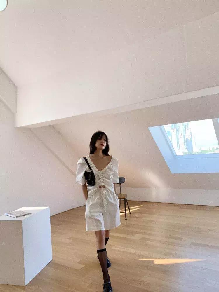 黑丝居然回归了?怎么穿才不廉价?一双黑丝,N种时尚