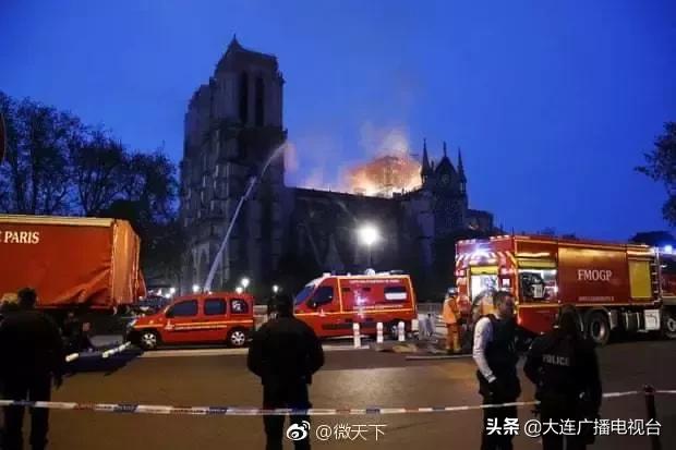 巴黎圣母院发生火灾塔尖倒塌,巴黎圣母院大火塔尖崩塌瞬间