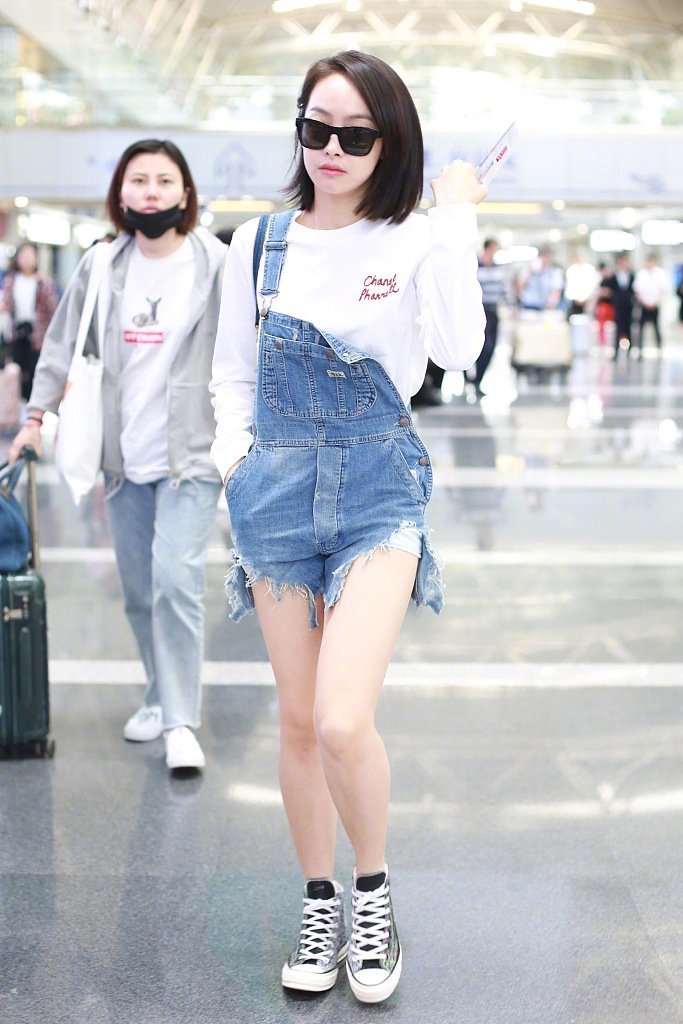 另一种蓝宋茜穿搭背带裤,背带裤一字领穿搭