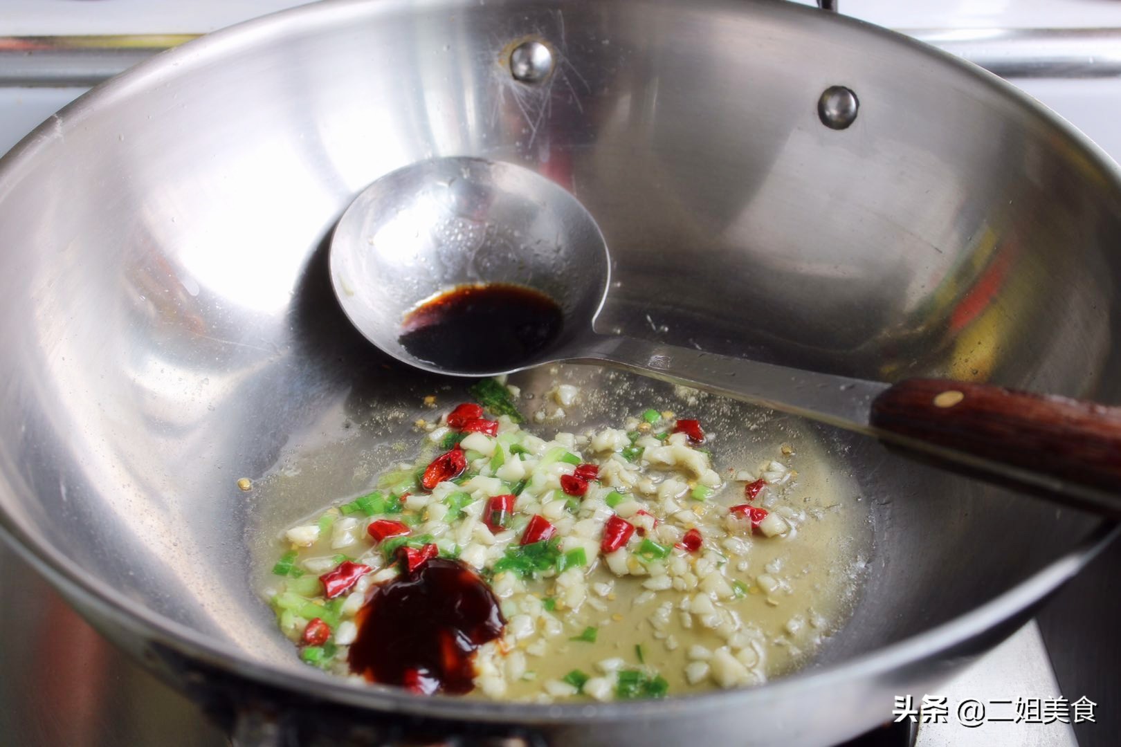 想炖豆腐不容易碎,有人说切大块,有人说加盐,错!教您正确做法