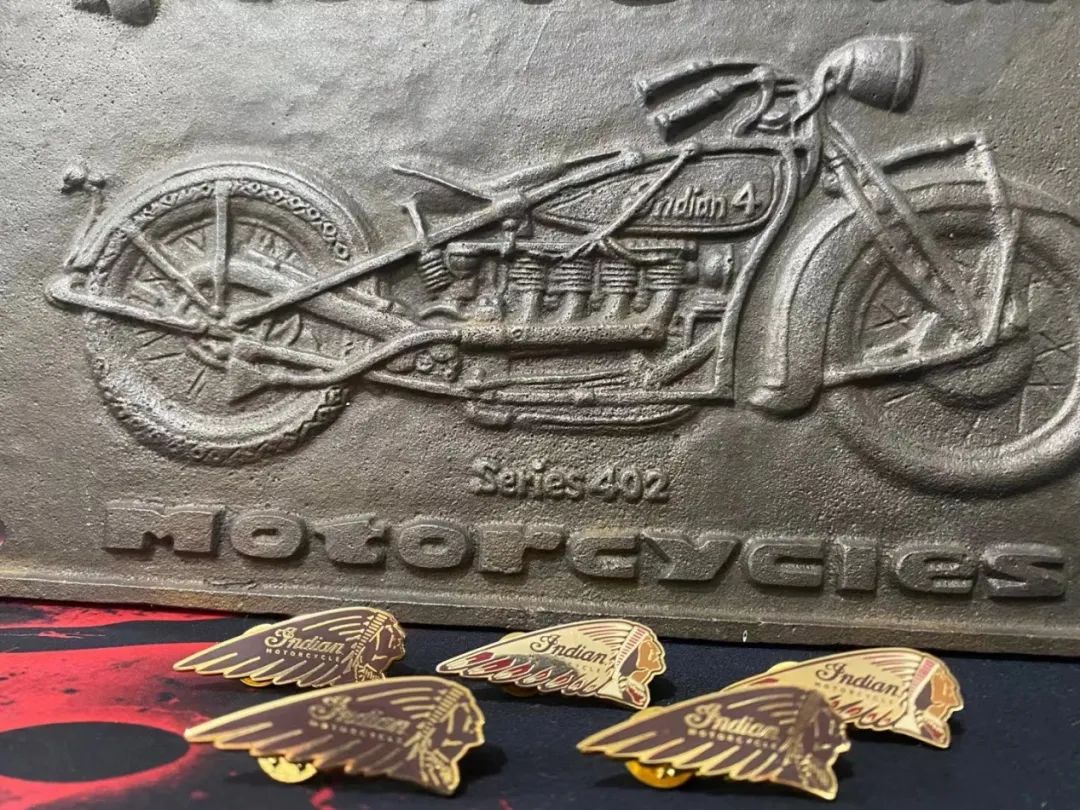 成都帅大叔卖周边，这群怕老婆的男人，偷拿私房钱也要买