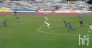 足球史上最全能支点中锋!他可以在中锋、前腰和边锋之间无缝衔接!