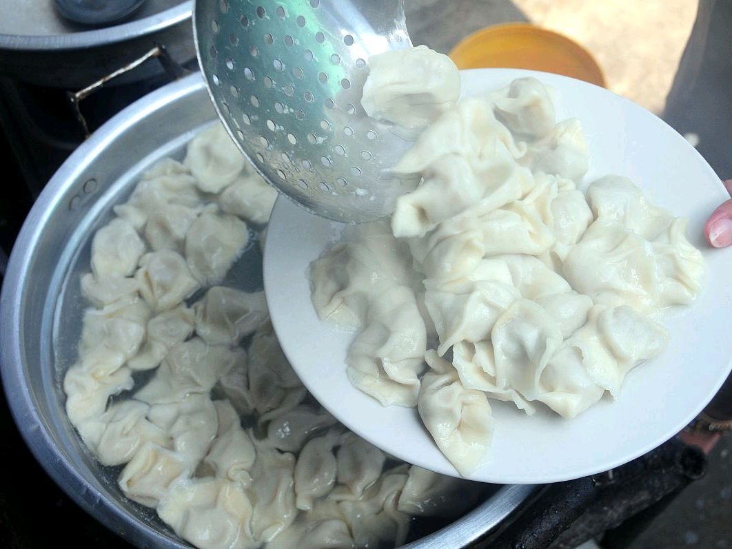 冰箱里粘连到一起的饺子怎么煮,饺子起锅后怎么防止饺子互相粘连